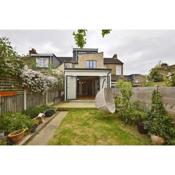 Contemporary 3 bed house with spacious garden close to Stratford & Canary Wharf