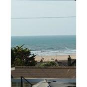 Contemporary one bed studio. Sea views and parking
