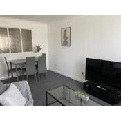 Cosey Two Bedroom Apartment - Contractors and Relocators - LGW Airport