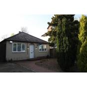 cosy 3-bed bungalow nec airport close to amenities