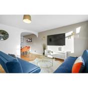 Cosy 3 Bedroom with Free Parking, Garden and Smart TV with Netflix by Yoko Property