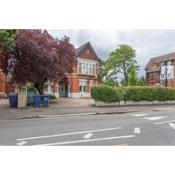Cosy bright & large 4 bedroom Flat With parking