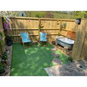 Cosy dog friendly lodge with an outdoor bath on the Isle of Wight