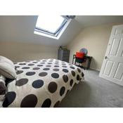 Cosy One-Bedroom in Shared House