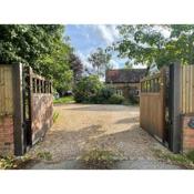 Cottage 7 mins from Henley with gated parking