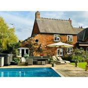 Country cottage with pool & hot tub near Stratford-upon-Avon
