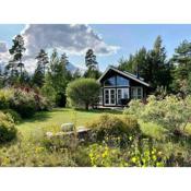 Cozy cabin w/garden, BBQ, canoe, swimming, central