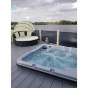 Dees hot tub breaks at Tattershall Lakes Jet Ski 4