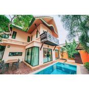 Deluxe Thai Style Pool Villa, with outdoor barbecue, in downtown Pattaya, next to Hollywood Club