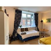 Deluxe Three Bed Apartment in Henley-on-Thames near Station River & Town Centre