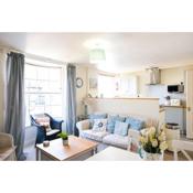 Elizabeth: Charming two bedroom apartment in centre of town