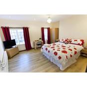Emporium Apartment - Nottingham City Centre - Your own 7 Bedroom Apartment with 3 Bathrooms, full Kitchen - Outside Smoking Area and Marquee - 