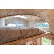 Exceptional Tiny House with wood burner and hot tub in Cairngorms