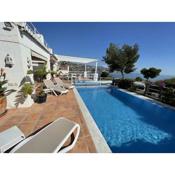 Fab 6 bedroom villa with pool only short walk to b
