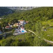 Family friendly apartments with a swimming pool Gornji Tucepi, Makarska - 17686