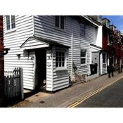 Fantastic 2 bed 2 bath flat next to the Thames