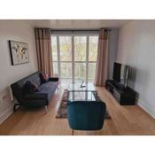 Fantastic 2 bed flat with own parking in High Wycombe close to Heathrow Airport and Windsor Legoland