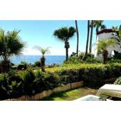 Flat with garden on the first line of the sea in Puerto Banus