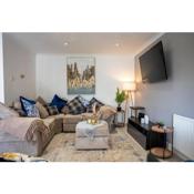 Four Bedroom, Four Bathroom Home in Milton Keynes by HP Accommodation
