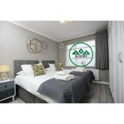 FW Haute Apartments at Hillingdon, 3 Bedrooms and 2 Bathrooms Pet Friendly HOUSE with Garden, with King or Twin beds with FREE WIFI and FREE PARKING