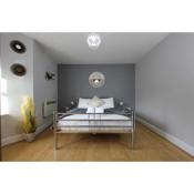 Gorgeous 2 Bed 2 Bath Flat and Parking by CozyNest