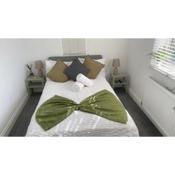Great 5-Bedroom House in Thornton Road sleeps 14+