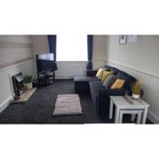 Hamble Lounge - Accomodation for Aylesbury Contractors & Industrial estate - Free Parking & WIFI Sleeps up to 6 people