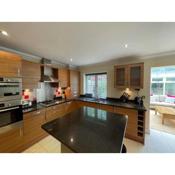 Henley - Luxurious Spacious Four Bedroom Two Bath