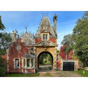 Historic 2 bed gatehouse in private parkland