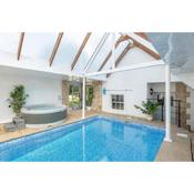 Historic country house retreat with indoor swimming pool and hot tub, ideal for large groups