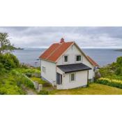 House by the sea Reine, Lofoten