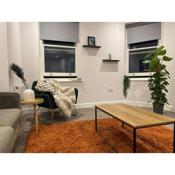 HUGE! 2 bed flat central. Redecorated Flat 7.