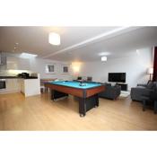 HUGE WOW FACTOR CENTRAL CHELTENHAM ABODE WITH POOL-TABLE AND PARKING