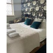 King size bed & en suite rolled top bath private lane