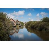 KingFisher Hot Tub & log Burner house on Premium lakeside with Resort Facilities