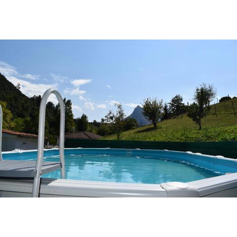 LA CASA AZUL, en plena naturaleza con piscina privada, jardín, barbacoa, saltador y acceso al río Asón
