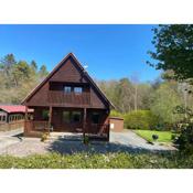 Lakeside chalet with private hot tub & boat hire.