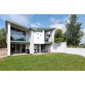 Lakeside property with spa access on a nature reserve Reid Villa CW01