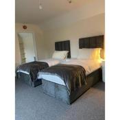 Large 4 Bedroom Sleeps 8, Luxury Apartment for Contractors and Holidays near Bedford Centre - 1 FREE PARKING SPACE & FREE WIFI