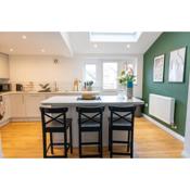 Light and Vibrant Home in Totterdown, Free Parking