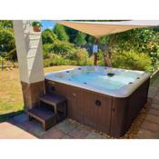 Lions Lodge: Great location with hot tub