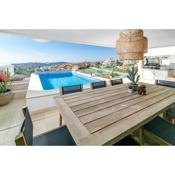 LMR- Luxury apartment, private pool, stunning view, families only,