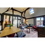 Loft Cottage by Spa Town Property - 2 Bed Tudor Retreat Near to Stratford-upon-Avon, Warwick & Solihull