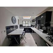 Lovegrove House - Modern 3 bed house for business or family stay with free parking