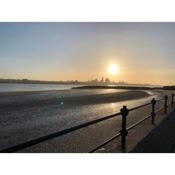 Lovely 2-Bed Apartment in Wallasey sleeps 4