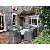 Luxury Cottage, close to Quay. Pretty Courtyard.