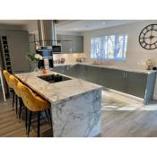 Luxury Modern house Open Plan Living Space&hottub sleeps 6