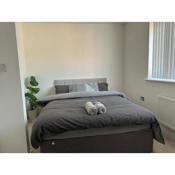 Luxury Rooms in a 3-Bedroom House, Living Room, Kitchen, Big garden only 8mins away from Coventry City Centre