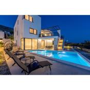 Luxury Villa RoMa 1 ,with heated saltwater pool, parking, high speed Internet, BBQ,