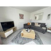 Modern 2-bedroom apartment, free parking for 2, walking distance to town centre